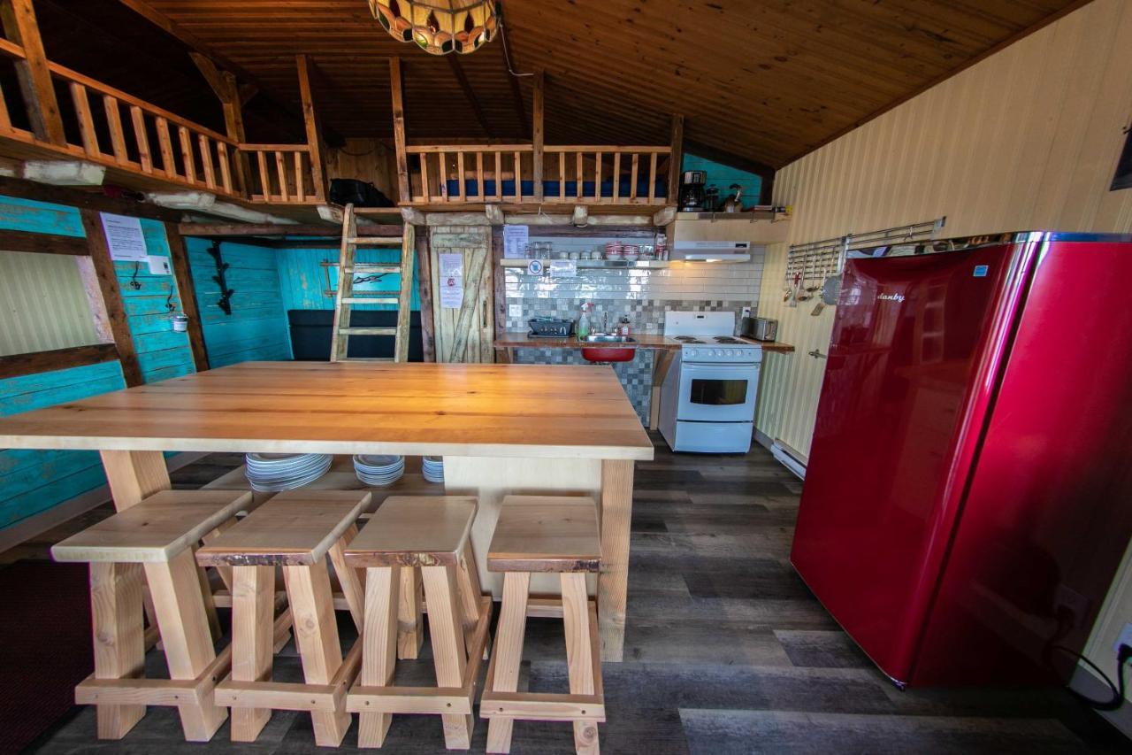 Auberge Festive Sea Shack Sainte Anne des Monts Exterior photo