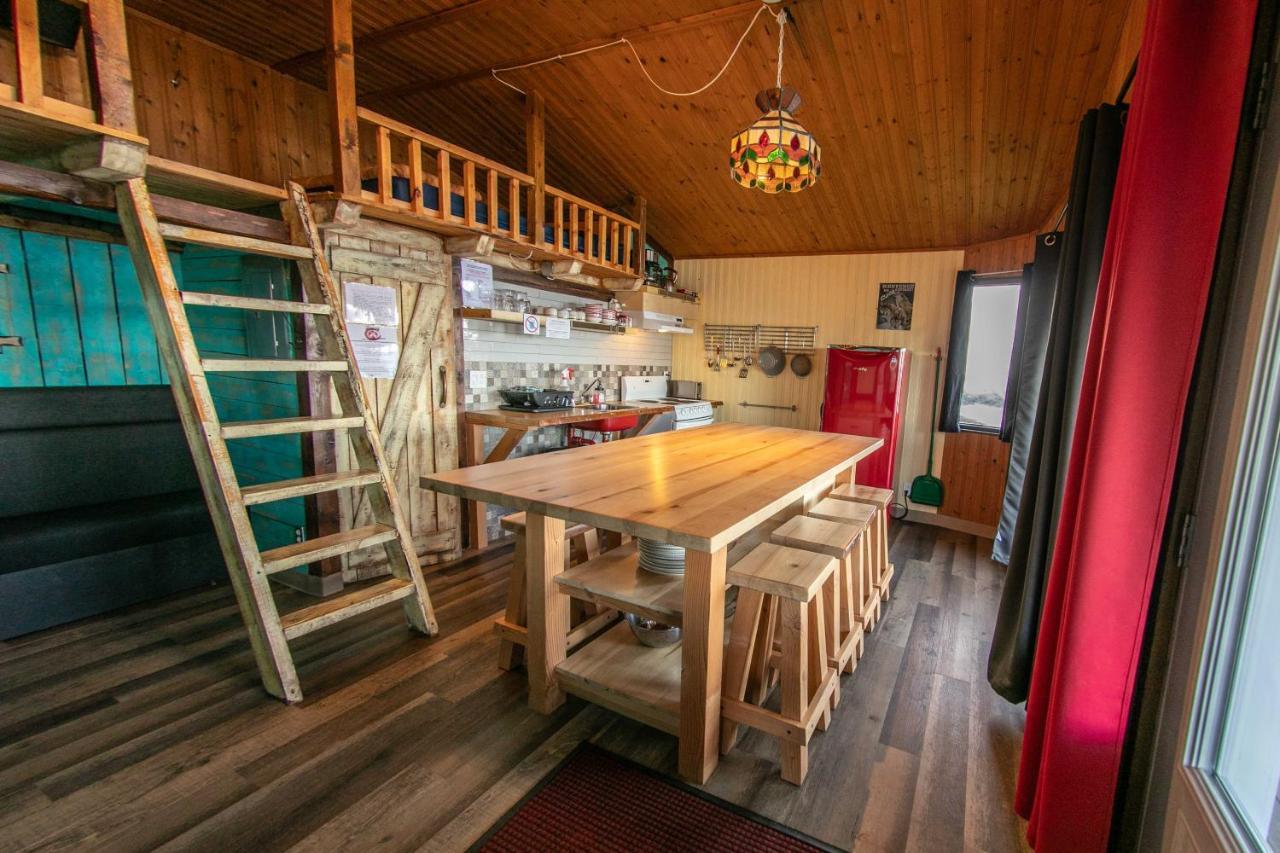 Auberge Festive Sea Shack Sainte Anne des Monts Exterior photo