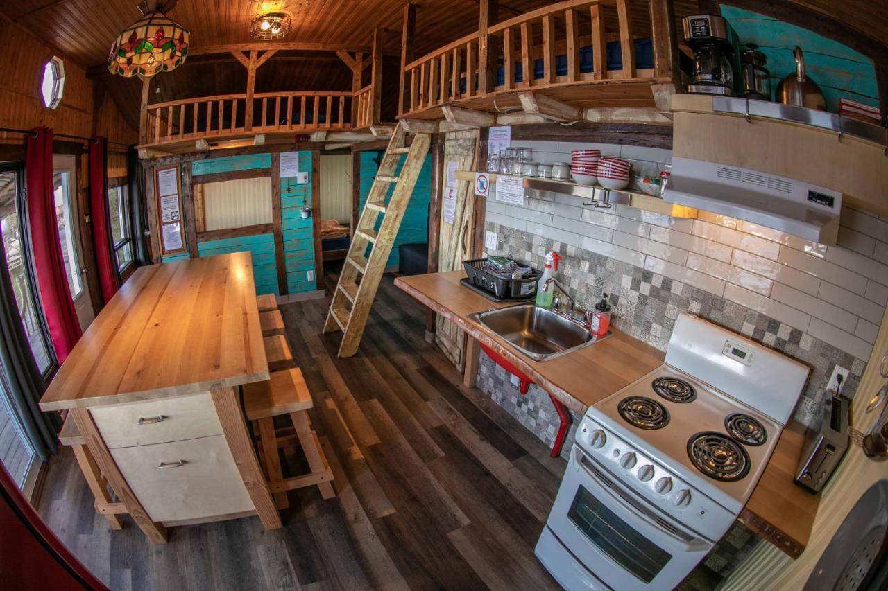 Auberge Festive Sea Shack Sainte Anne des Monts Exterior photo